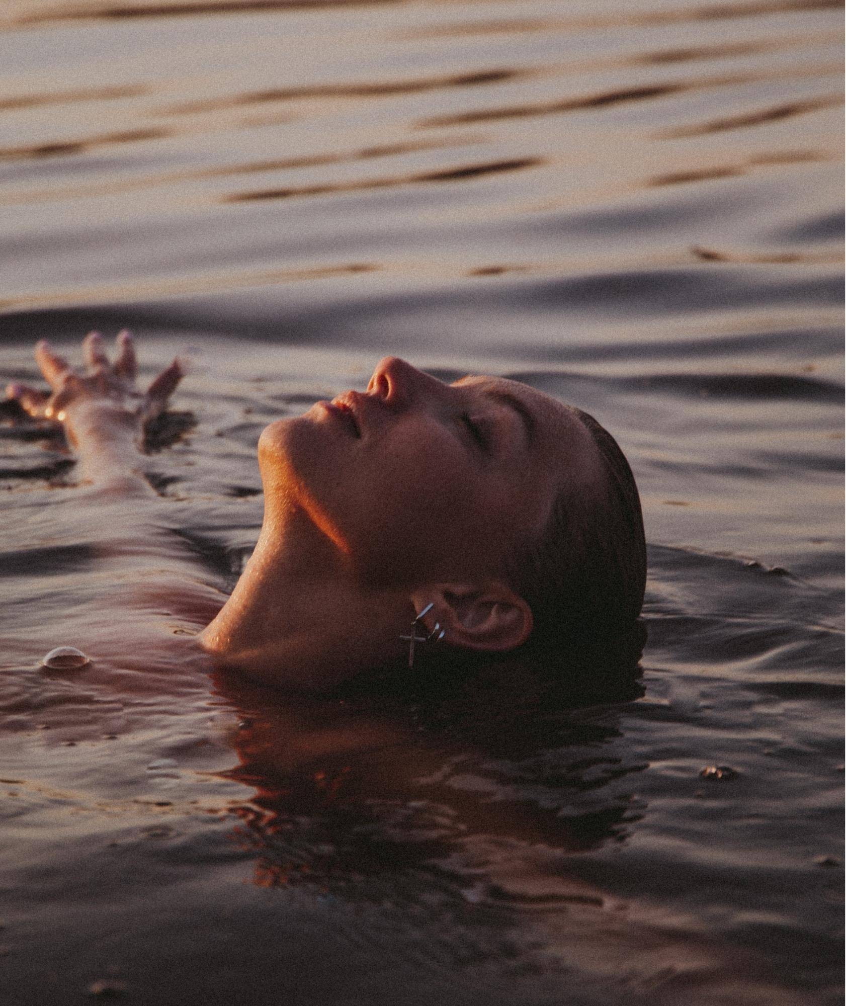  Persoon die ontspant tijdens floating bij Koan Float, voor diepe rust en welzijn