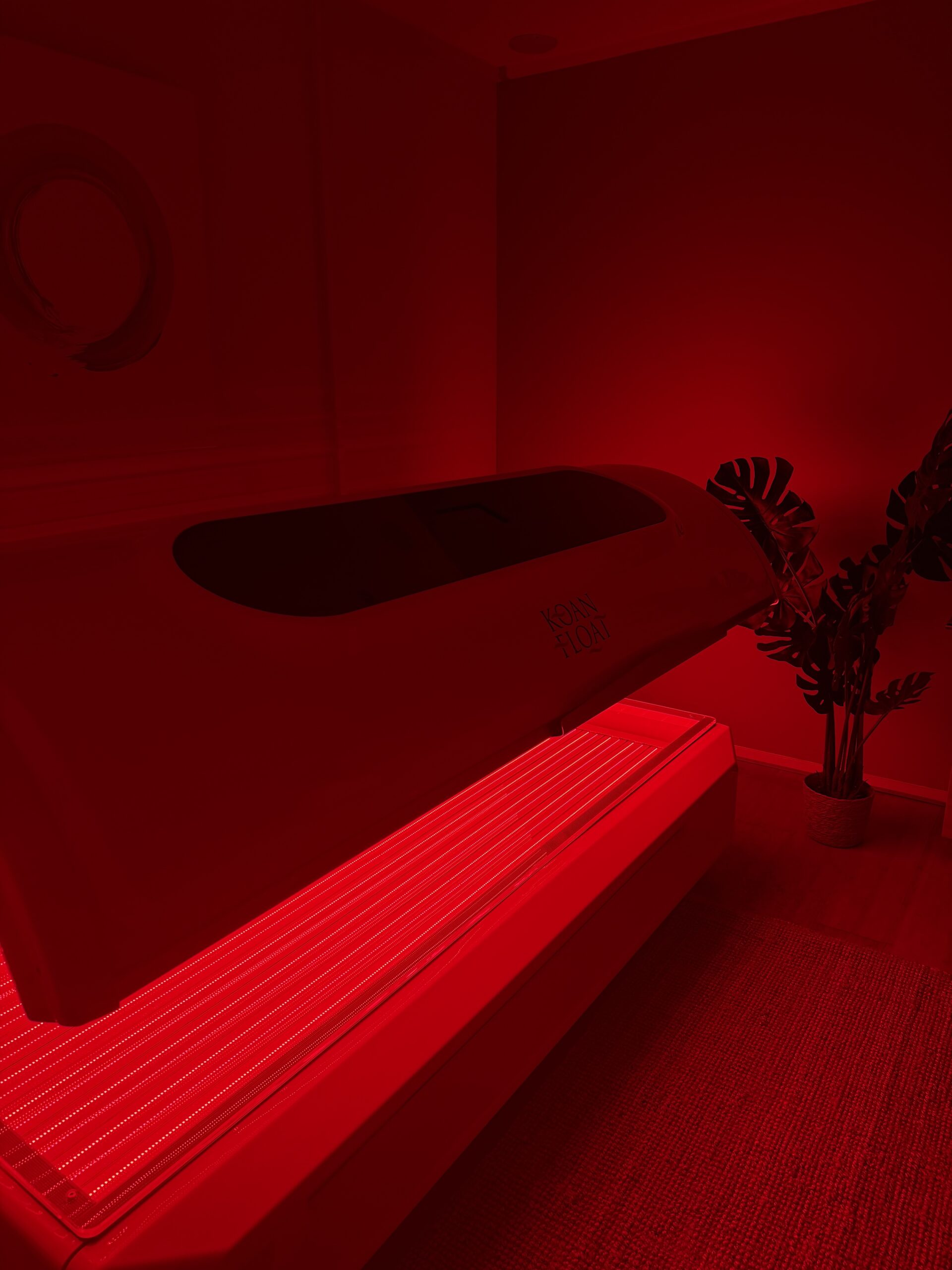 Red light therapy bank bij Koan Float voor ontspanning en herstel van lichaam en geest